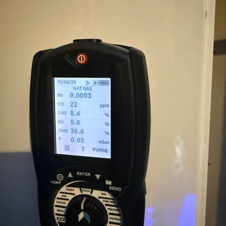 Flue gas analyser reading during boiler service